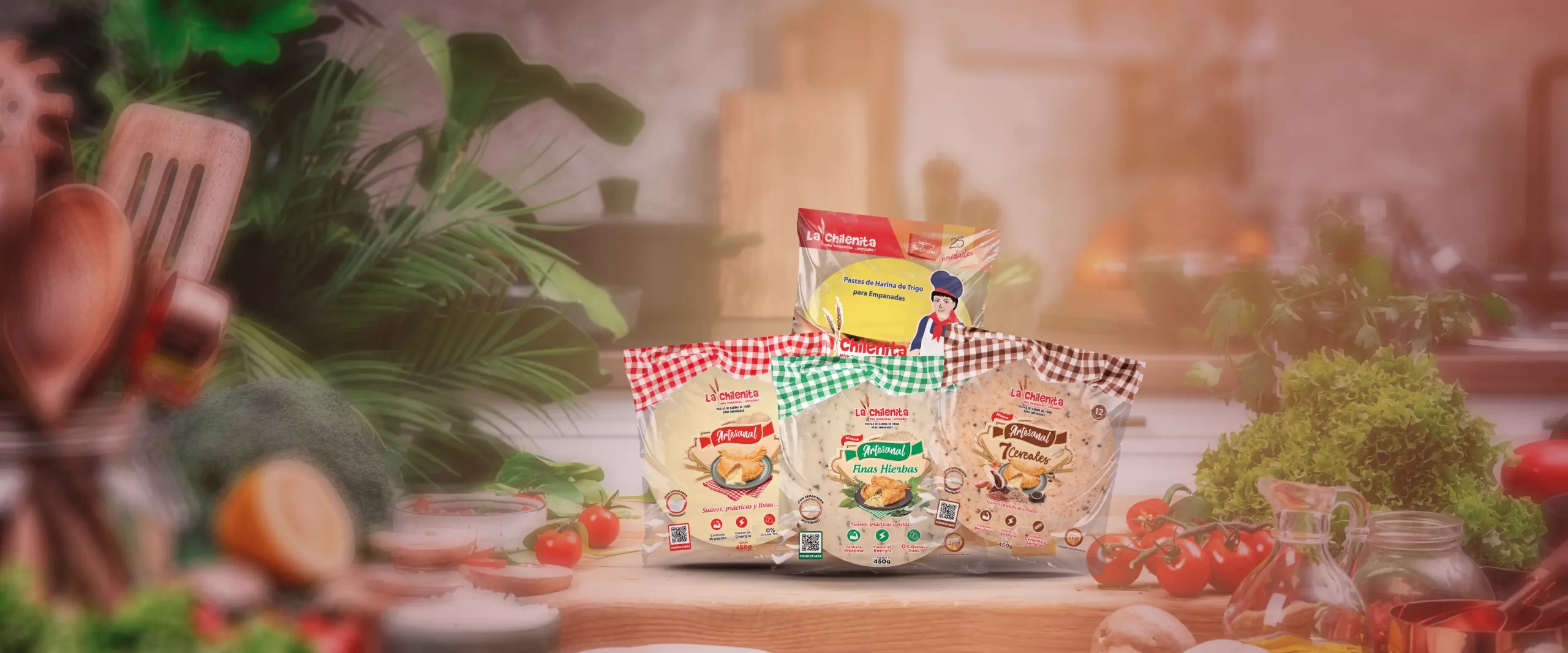 Banner con variedad de productos La Chilenita en cocina rodeados de ingredientes frescos como lechuga, tomate y aceite de oliva