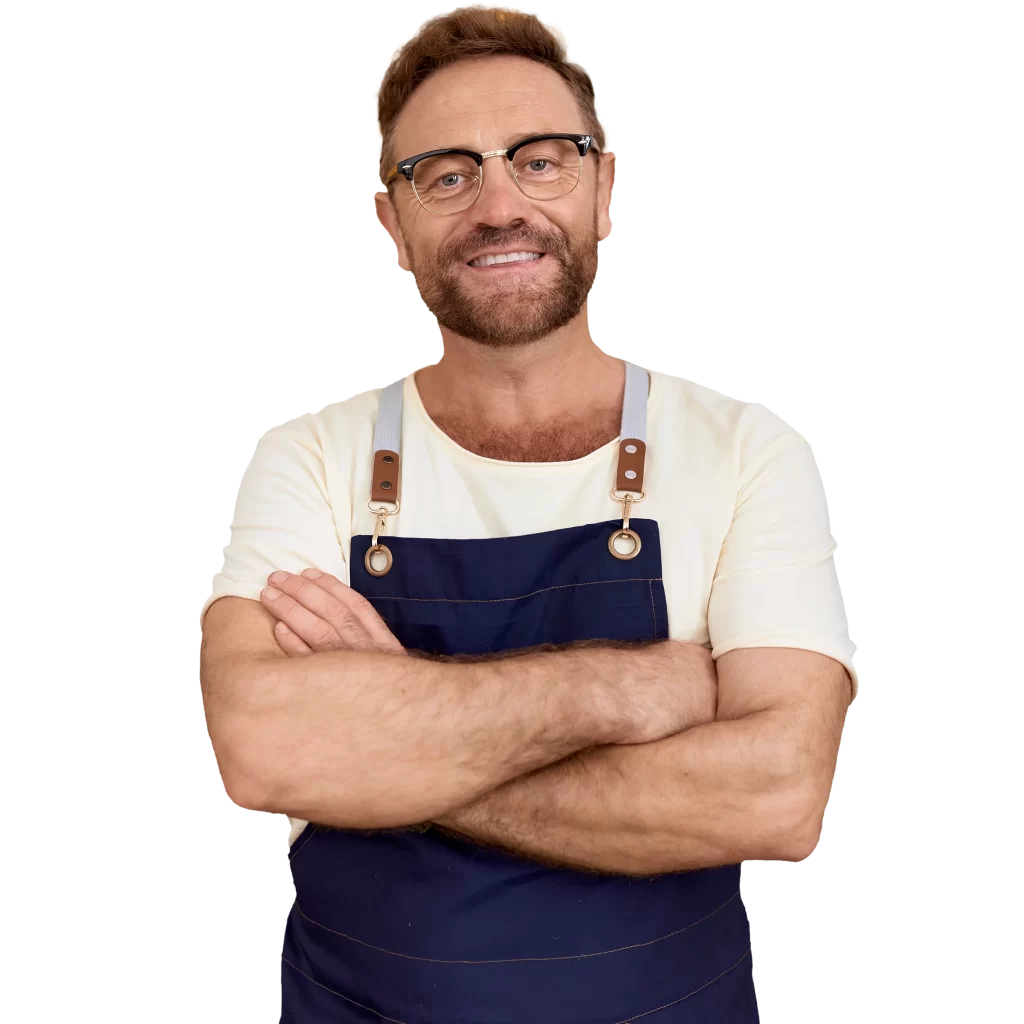 Distribuidor masculino con gafas y delantal azul posando con brazos cruzados.
