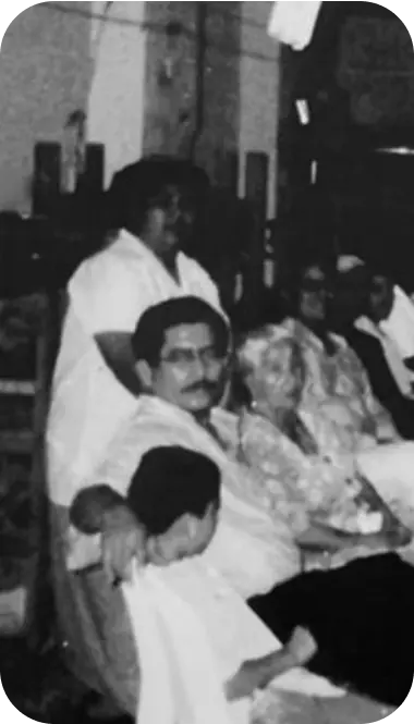 Fotografía en blanco y negro de la familia fundadora de La Chilenita durante un evento social.