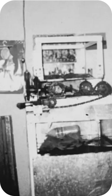 Fotografía en blanco y negro de maquinaria antigua utilizada en la producción artesanal de La Chilenita.